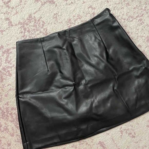 Abercrombie Black Leather Mini Skirt - Picture 2 of 6